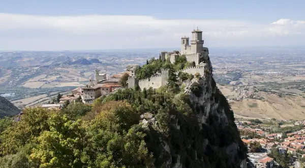 San Marino, perła na skalistym szczycie, idealne miejsce na wycieczka objazdowa Włochy 10 dni. Widok zapiera dech!