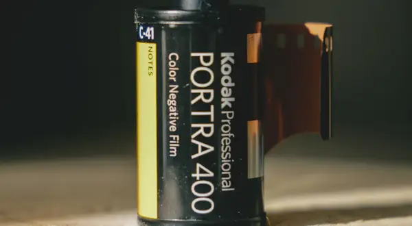 Rolka filmu Kodak Portra 400. Gdzie wywołać zdjęcia z Kodaka? W każdym dobrym laboratorium fotograficznym.