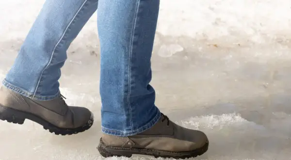 Nie ślizgaj się! Jaka podeszwa butów najlepsza na lód?