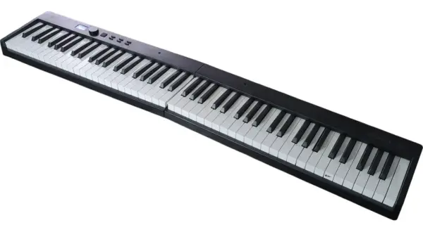 Czarny, przenośny keyboard z białymi i czarnymi klawiszami. Idealny do nauki gry na pianinie.