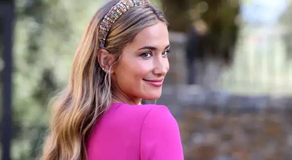 Mujer con ondas sueltas y diadema brillante, ideal para peinados de lado para boda.