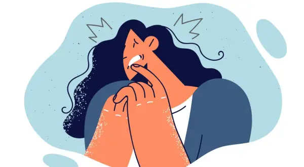 Verzweifelte Frau mit dunklen Haaren, die sich die Finger in den Mund steckt. Ein Symbol für Schuldzuweisung in der Psychologie, das innere Qualen darstellt.