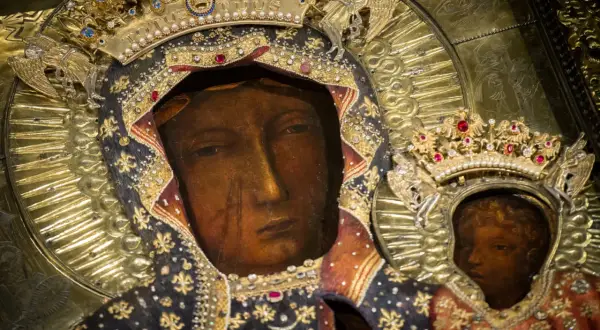 Ikona Matki Boskiej z Dzieciątkiem, bogato zdobiona klejnotami i złotem, symbolizuje przyczyny czci czarnych madonn w europejskich sanktuariach.