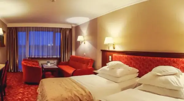 Ile pokoi ma hotel Gołębiewski w Mikołajkach? Zaskakujące fakty!