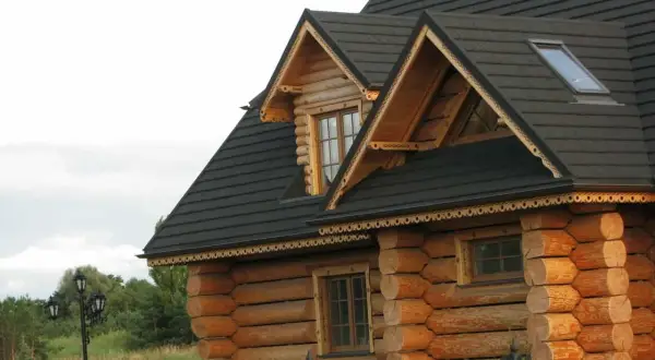 Ile kosztuje ubezpieczenie domu drewnianego? Sprawdź, co wpływa na cenę