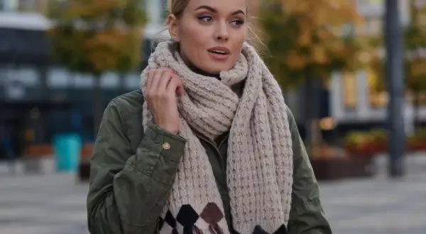 Jakie czapki i szaliki pasują do zielonej kurtki? Modne zestawy