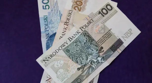 Polskie banknoty 50, 100 i 200 zł. Może to być spadek po rodzicach, który pomoże w realizacji marzeń.
