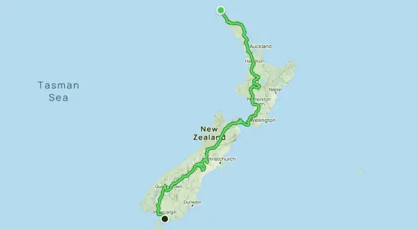 Karte von Neuseeland mit dem Te Araroa Wanderweg, der sich von Nord nach Süd schlängelt.