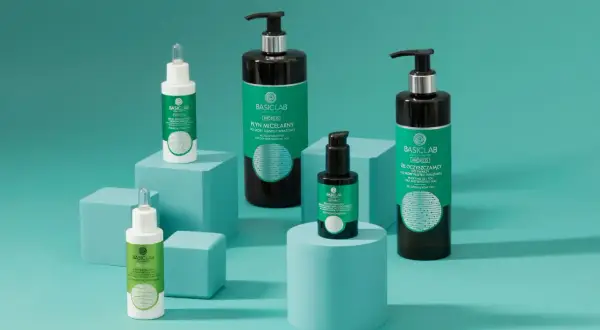 Produkty do pielęgnacji cery tłustej: serum, płyn micelarny i żel oczyszczający.