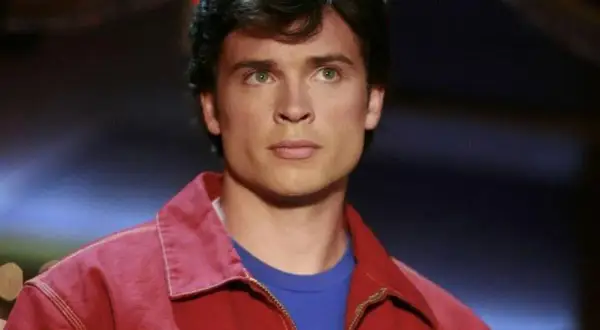 Tom Welling w czerwonej kurtce, znany z filmów, seriali i programów.