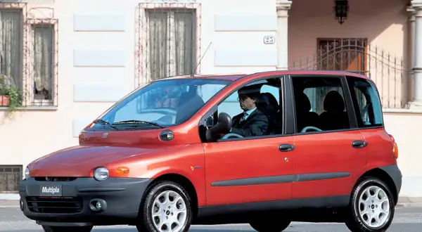Röd Fiat Multipla till salu, en man kör. Unik design, perfekt för familjen.