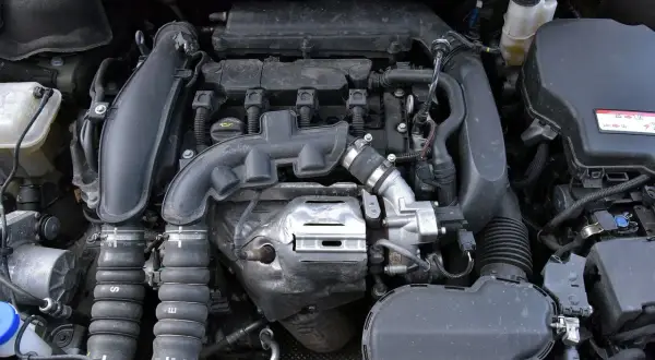 Silnik Peugeot 508 po teście. Widoczne przewody, turbosprężarka i elementy układu dolotowego.