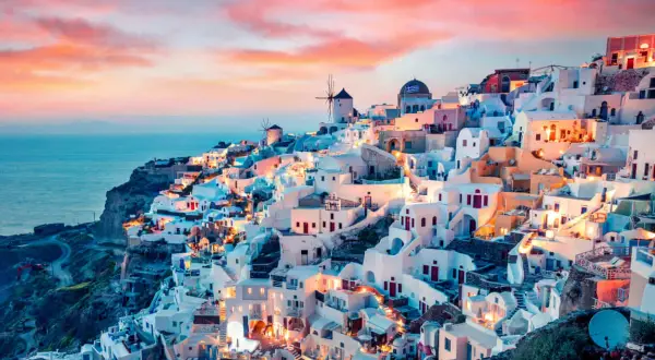 Santorini, z białymi domkami i niebieskimi kopułami, zachwyca o zachodzie słońca. Czy to najładniejsza wyspa grecka?