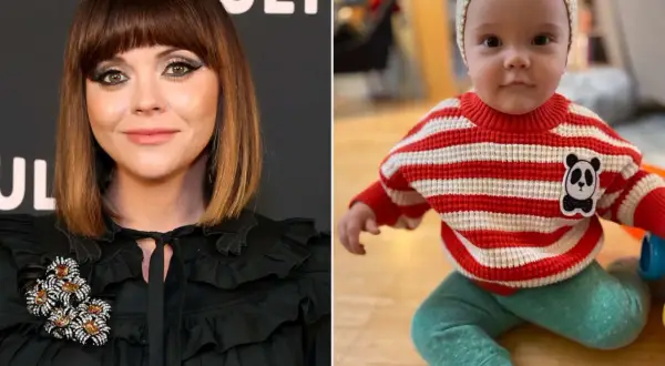 Czy Cleo ma dzieci? Na zdjęciu aktorka Christina Ricci i jej synek w sweterku w paski z pandą.