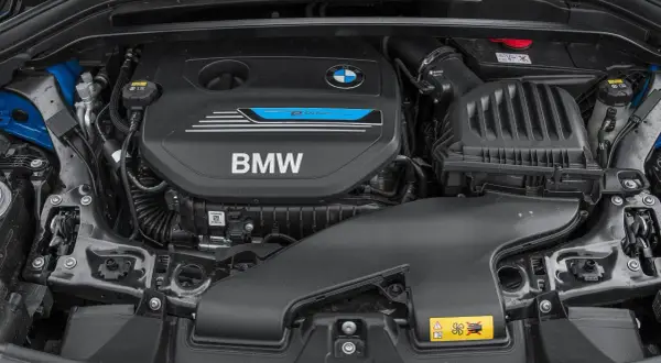 Silnik BMW X1 F48 z napisem eDrive.