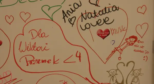 Wierszyki dla ukochanej na dzień dobry: "Dla Wiktorii Przemek <4", "Ania Natalia lover", "Kocham Cię kotku".
