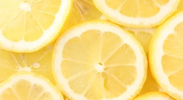 Frische Zitronenscheiben, die die natürliche Zitronensäure in ihrer vollen Pracht zeigen.