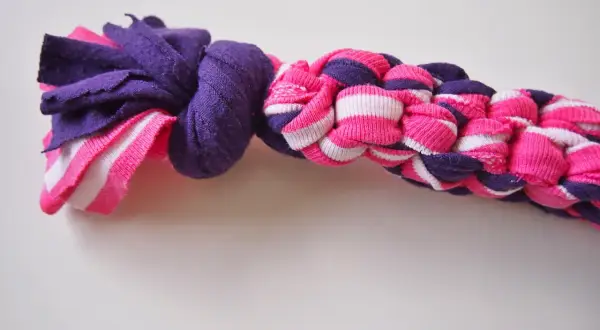 Twój pies pokocha! Bezpieczna zabawka ze sznurka DIY krok po kroku.