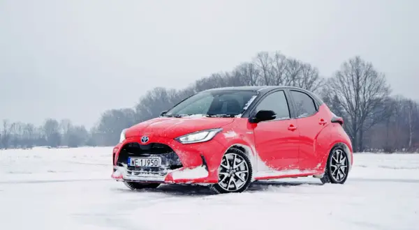 Ile pali Toyota Yaris Hybrid? Miasto, trasa, zima pełna analiza.