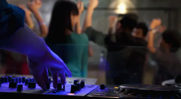 O co pytać DJ na wesele, aby uniknąć rozczarowania i kosztów
