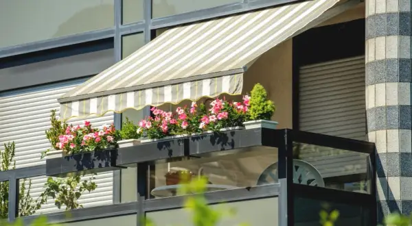 Jak osłonić balkon w bloku? Prywatność i styl bez wiercenia!