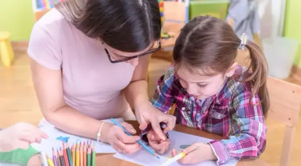 Ile godzin rewalidacji w przedszkolu przysługuje dziecku? Sprawdź przepisy i praktykę