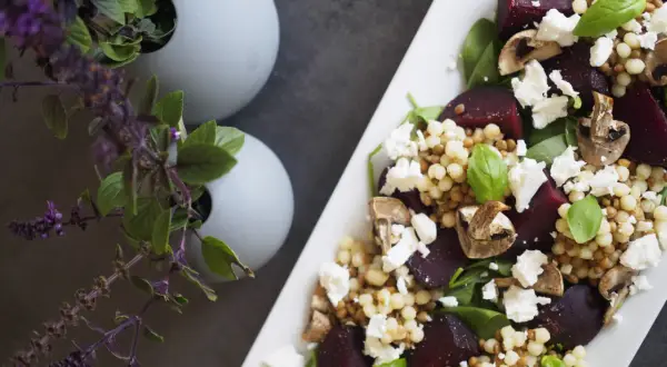 En läcker sallad med rödbetor, couscous, fetaost och champinjoner. Ett perfekt lunch recept för en snabb och näringsrik måltid.