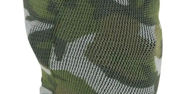 Máscara de camuflaje con rayas militares en la cara, ideal para mimetizarse en entornos boscosos.