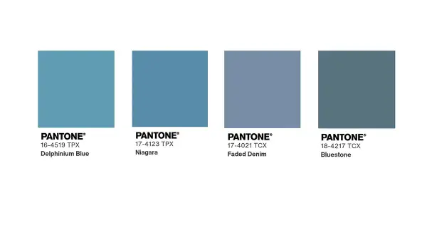 Quattro campioni di colore Pantone: Delphinium Blue, Niagara, Faded Denim e Bluestone, tonalità di avio colore che evocano il cielo e il mare.