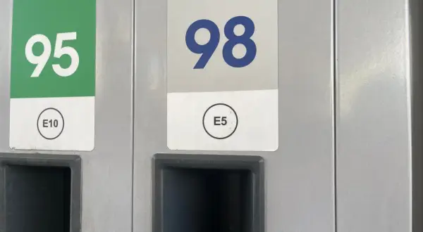 Dwa dystrybutory paliwa: jeden z zieloną etykietą "95 E10", drugi z białym "98 E5". Idealne dla Lexus NX 200t.