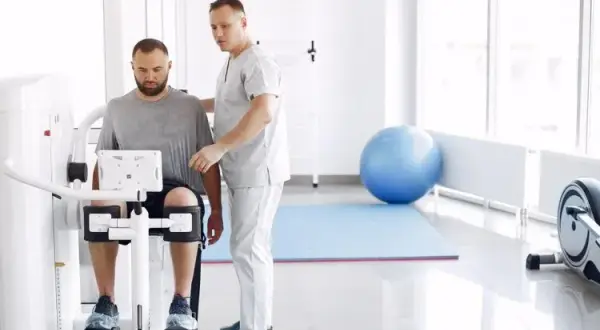 Skręcenie kostki 1 stopnia: Ile trwa? Szybki powrót do formy!