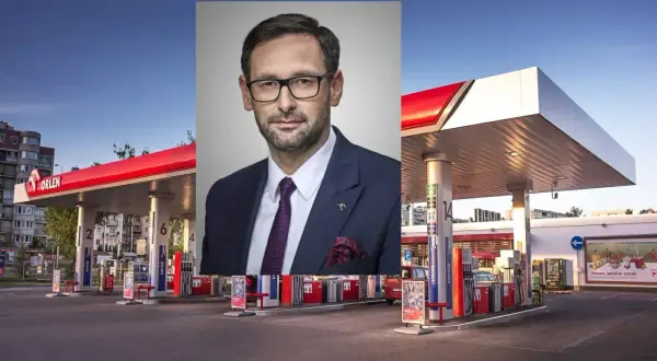 Mężczyzna w garniturze na tle stacji paliw ORLEN. Dostępne paliwo VERVA.