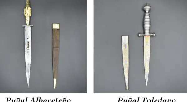 Dos puñales, uno Albaceteño con mango de hueso y otro Toledano con grabados dorados, son armas históricas.