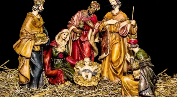 Szopka z figurkami przedstawiającymi narodziny Jezusa, ukazująca najpiękniejsze tradycje bożonarodzeniowe.