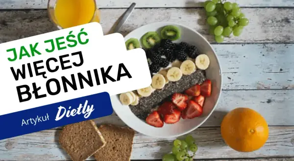 Jak jeść więcej błonnika? Pyszna owsianka z owocami, chleb pełnoziarnisty i sok pomarańczowy.