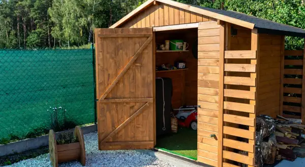Solidne podłoże pod domek ogrodowy to podstawa. Zobacz, jak je zrobić, by służyło latami.