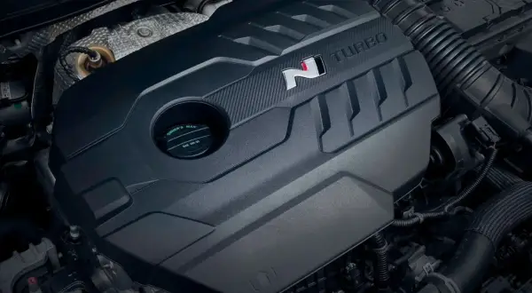 Silnik turbo z oznaczeniem "N" i napisem "TURBO". To serce samochodu, które generuje moment obrotowy, czyli siłę napędową.
