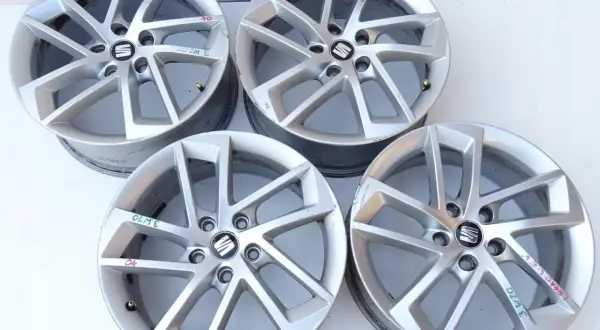 Cztery felgi aluminiowe do Golfa 5, rozstaw śrub 5x112, z logo SEAT.