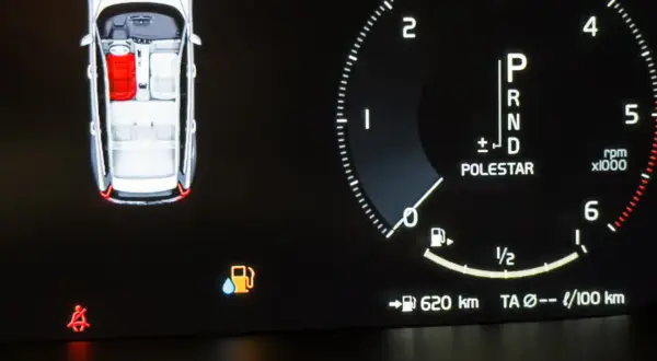Na desce rozdzielczej widać ikonę AdBlue, która informuje o niskim poziomie płynu. Obok wskaźnik paliwa i zasięg 620 km.