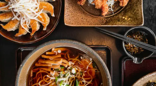 Leckeres japanisch kochen: Gyoza, Karaage und Ramen-Suppe mit Schweinefleisch und Bambussprossen.