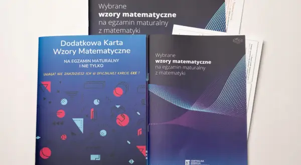 Trzy okładki materiałów edukacyjnych z matematyki na maturę, z grafikami i tytułami.