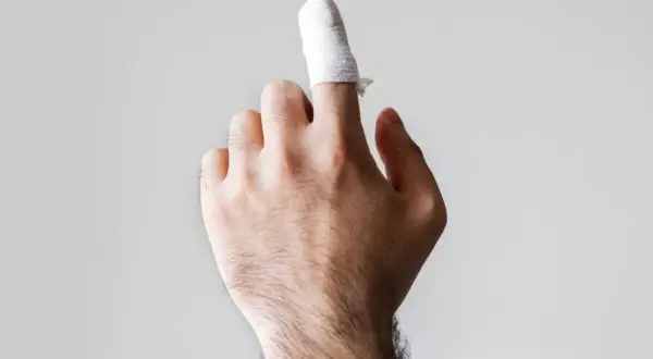 Dito con benda, forse un dito amputato dopo un incidente.