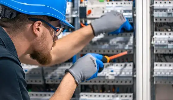 Zarobki montera wiązek elektrycznych w Polsce i Niemczech – co warto wiedzieć?