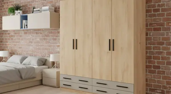 Armario moderno con puertas de madera clara y cajones grises. Ideas para puertas de armarios con diseño minimalista y tiradores negros.