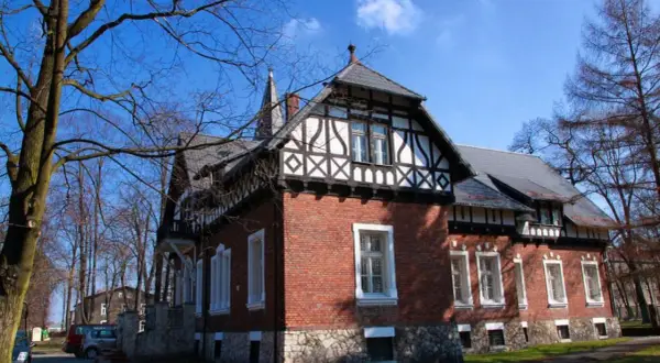Zabytkowa willa w Zawierciu, z charakterystyczną architekturą szachulcową, to jedna z atrakcji miasta.