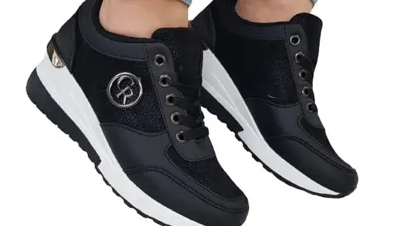 Buty sportowe na koturnie – co to za obuwie i jak je nosić?