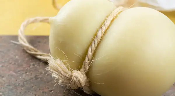 Forma a pera e corda che lo lega: ecco perchè si chiama caciocavallo, un formaggio dal sapore unico.