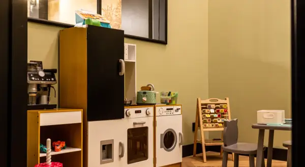 Witaj w naszej restauracji dla rodzin z dziećmi! Zabawki, kuchnia i stolik czekają na małych gości.