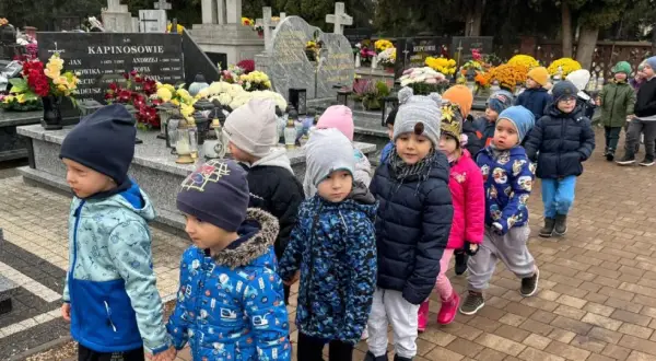 Dzieci idą na cmentarz. Jak przygotować się do pierwszej wizyty na cmentarzu z małym dzieckiem? Rozmowa, spokój i wyjaśnienie, co się dzieje.