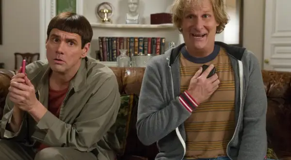 Jim Carrey och Jeff Daniels i en scen från filmer med Jim Carrey. De sitter på en soffa, båda med förvånade miner.